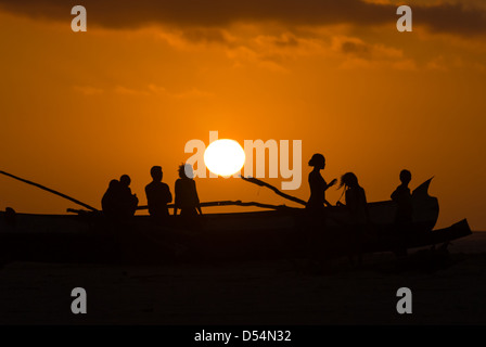 Sonnenuntergang auf einem Kanu und Madagassen am Okt 29, 2007 Strandhotel Morondava, westlichen Madagaskar Stockfoto