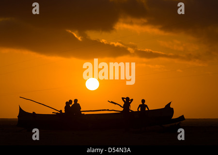 Sonnenuntergang auf einem Kanu und Madagassen am Okt 29, 2007 Strandhotel Morondava, westlichen Madagaskar Stockfoto