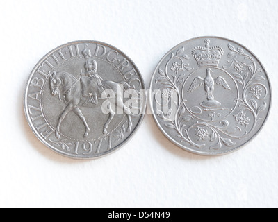 Zwei Gedenkmünzen für silbernes Jubiläum von Königin Elizabeth 2. 1977 zeigen Vorder- und Rückseite Stockfoto