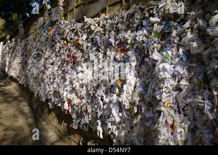 Wollen Wand mit Papier Petition Gebete der Heiligen Jungfrau Maria und Mutter Jesu in ihrem restaurierten Haus in der Nähe von Ephesus-Türkei Stockfoto