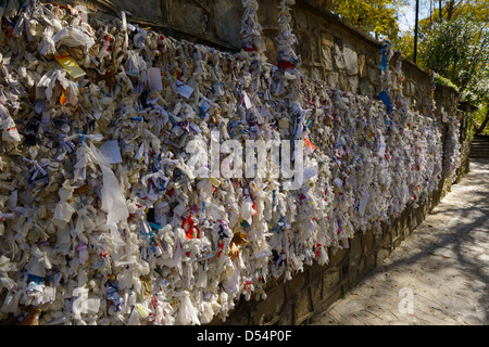 Wünschend Wand mit gebundenen Hinweis Petitionen zur Heiligen Jungfrau Maria und Muttergottes an ihr restauriertes Haus in der Nähe von Ephesus-Türkei Stockfoto