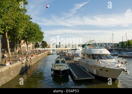 Hafen Bristol, Menschen sitzen auf Wand, Yacht, Boote, schwimmenden Hafen Bristol, England, UK Stockfoto