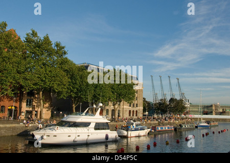 Hafen Bristol, Menschen sitzen auf Wand, Yacht, Boote, schwimmenden Hafen Bristol, England, UK Stockfoto