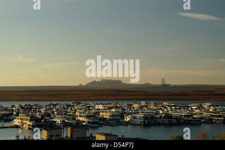 Am frühen Morgen blaue Himmelsblick vom Boote am Lake Powell Wahweap Marina, Navajo-Kraftwerk und Lechee Hill, Arizona, USA Stockfoto