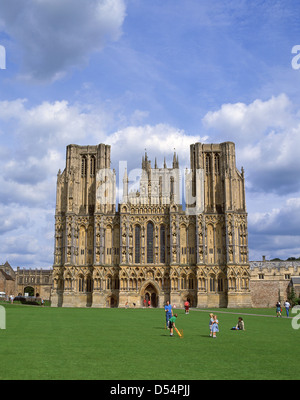 Wells Cathedral West Front von Grün, Wells, Somerset, England, Vereinigtes Königreich Stockfoto