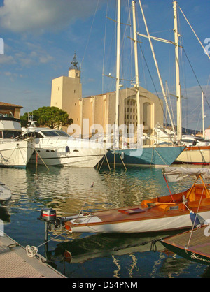 Blick auf Hafen und Kirche von St. Francois Port Grimaud, Var, Côte d ' Azur, Alpes-Maritimes, Provence-Alpes-Côte d ' Azur, Frankreich Stockfoto