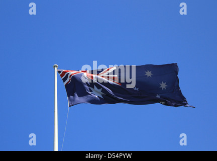 Blick auf australische Flagge im Wind am klaren, blauen, Sommertag.  Darling Harbour, Sydney, New South Wales, Australien Stockfoto