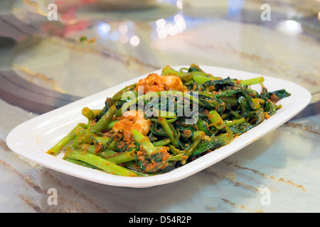 Nonya Peranakan Kangkung Gemüse Blachan Sambal Paste rühren braten mit Garnelen Schale Stockfoto