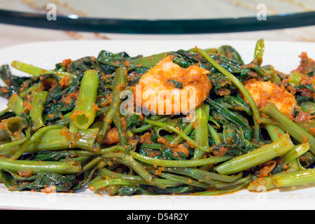 Nonya Peranakan Kangkung Gemüse Blachan Sambal Paste rühren braten mit Garnelen Schale Closeup Stockfoto