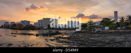 Sonnenuntergang über Georgetown Penang Malaysia bei Ebbe Panorama Stockfoto