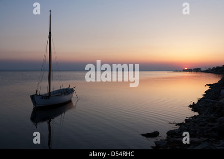 Feld, Polen, Segelboot bei Sonnenuntergang im Golf von Danzig zu küssen Stockfoto