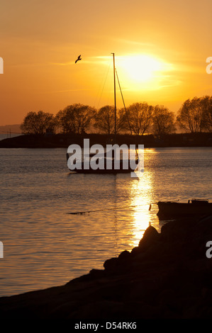 Feld, Polen, Sonnenuntergang am Hafen des Fischerdorfes in der Bucht von Puck zu küssen Stockfoto