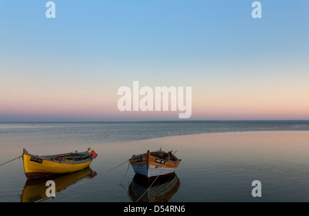 Feld, Polen, festgemachten Boote an der Küste zu küssen Stockfoto