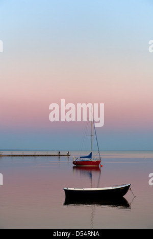 Feld, Polen, festgemachten Boote an der Küste zu küssen Stockfoto