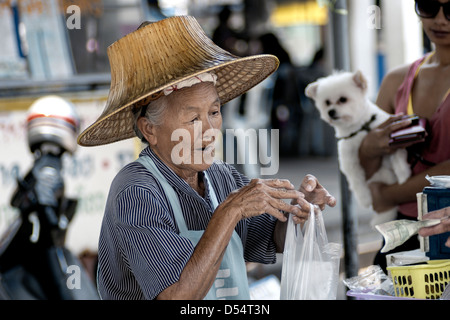Ältere Frau Suppen Hersteller, glücklich und lächelnd an ihrem Arbeitsplatz. Thailand-Südostasien Stockfoto