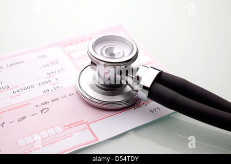 Freiburg, Deutschland, ein ärztliches Rezept und Stethoskop Stockfoto