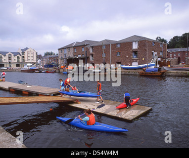 Schwimmende Wharf und Kinder in Kajaks, Exeter historischen Kai, Exeter, Devon, England, Vereinigtes Königreich Stockfoto