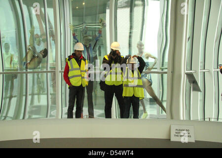 London, UK. 24. März 2013. Ein Gast posiert für Fotos vor einen großen konkaven Spiegel auf dem Aussichtsturm von ArcelorMittal Orbit Credit: David Mbiyu / Alamy Live News Stockfoto