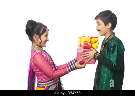 Mädchen wie Frau Diwali Geschenke zu einem jungen imitieren wie ihr Mann zu imitieren Stockfoto