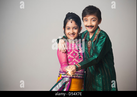 Zwei Kinder imitieren wie paar feiern Diwali-fest mit Wunderkerzen Stockfoto
