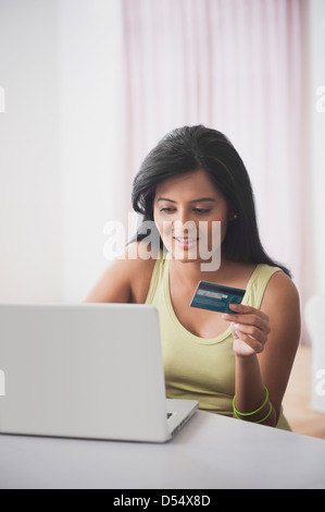 Frau Online-Einkäufen mit einem laptop Stockfoto