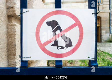 "Keine Haustiere" melden Sie an das Château De La Roche-Guyon, Frankreich (sehr Französisch, da Katzen häufiger in Frankreich an der Leine gelaufen sind) Stockfoto