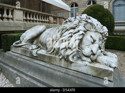 Schlafende Löwenstatue am Eingang zum Musée Jacquemart-André, Paris, Frankreich Stockfoto
