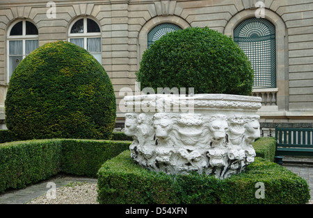 Alter Brunnen in der Garten von Musée Jacquemart-André, Paris, Frankreich Stockfoto