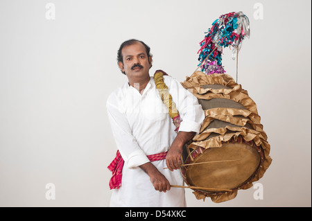 Bengali Mann spielen Dhol (eine große Trommel verwendet, um während der Festivals und Feierlichkeiten in Indien spielen) Stockfoto
