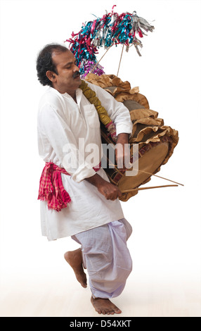 Bengali Mann spielen Dhol (eine große Trommel verwendet, um während der Festivals und Feierlichkeiten in Indien spielen) Stockfoto