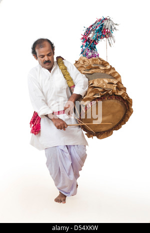 Bengali Mann spielen Dhol (eine große Trommel verwendet, um während der Festivals und Feierlichkeiten in Indien spielen) Stockfoto
