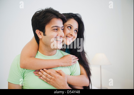 Ein romantisches Paar lächelnd in Nahaufnahme Stockfoto