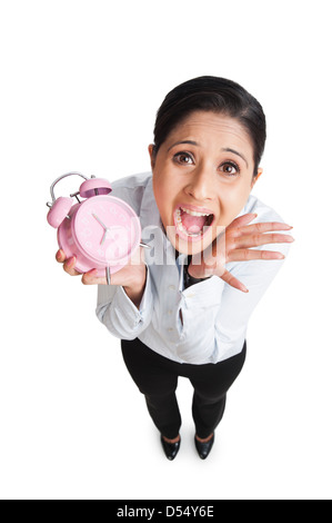 Geschäftsfrau hält einen Wecker und schreien Stockfoto