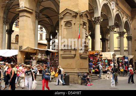 Die Loggia del Mercato Nuovo hat einen Markt verkaufen, Lederwaren und Souvenirs und ist ein beliebtes Touristenziel in Florenz. Stockfoto