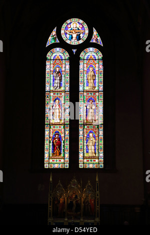 Glasmalerei-Fenster Chiesa di Santa Trinita Church der Heiligen Dreifaltigkeit in Florenz Italien. Stockfoto