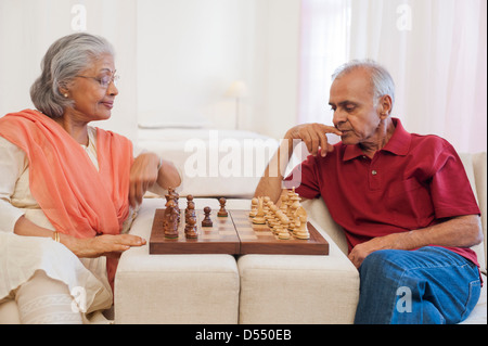 Älteres Paar beim Schachspiel Stockfoto