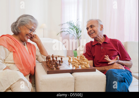 Älteres paar Schach spielen und Lächeln Stockfoto