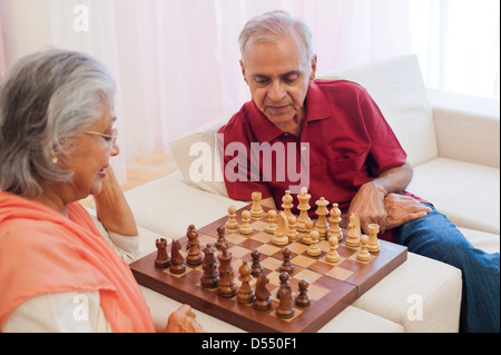 Älteres Paar beim Schachspiel Stockfoto
