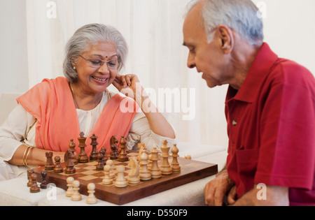 Älteres Paar beim Schachspiel Stockfoto