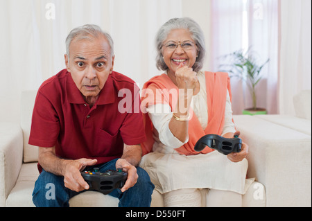 Älteres Paar ein Videospiel spielen Stockfoto