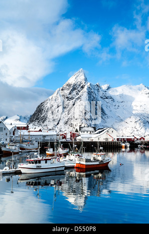 Boote im Hafen von Hamnoy auf den Lofoten, Norwegen Stockfoto