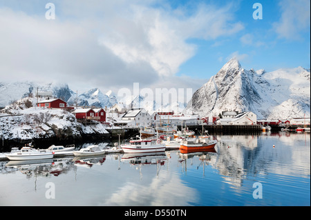 Boote im Hafen von Hamnoy auf den Lofoten, Norwegen Stockfoto