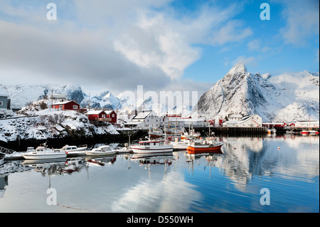 Boote im Hafen von Hamnoy auf den Lofoten, Norwegen Stockfoto