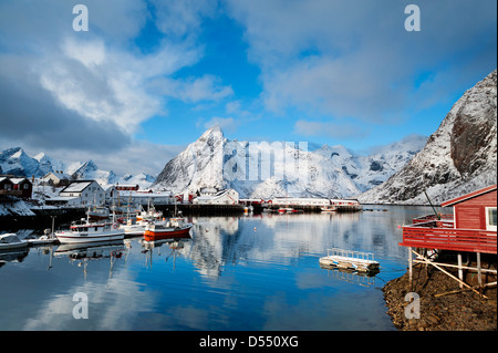 Boote im Hafen von Hamnoy auf den Lofoten, Norwegen Stockfoto