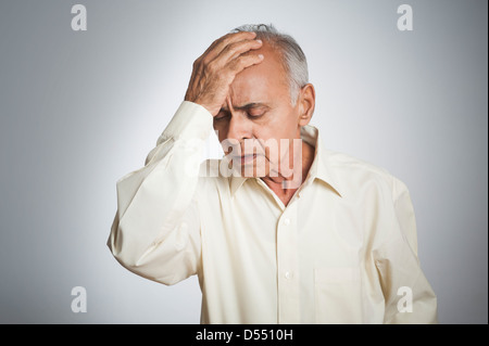 Nahaufnahme eines Mannes, die unter Kopfschmerzen leiden Stockfoto