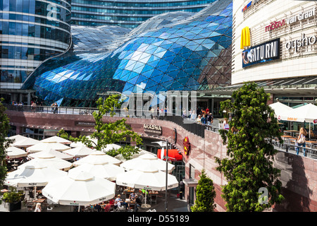 Das Hard Rock Cafe vor dem Einkaufszentrum Złote Tarasy (Goldene Terrassen) in Warschau, Zentralpolen. Stockfoto