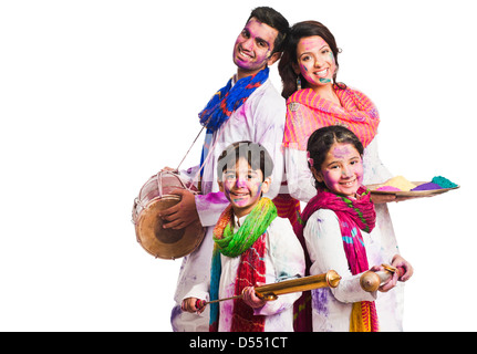 Familie feiern Holi-Fest Stockfoto