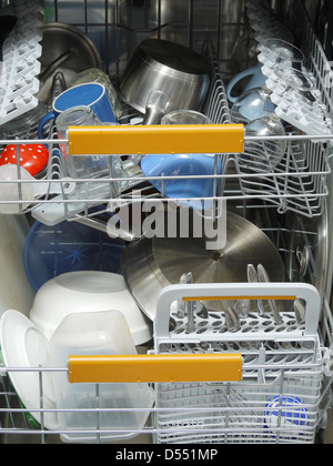 Geladen mit schmutzigen Geschirr Geschirrspüler Stockfoto
