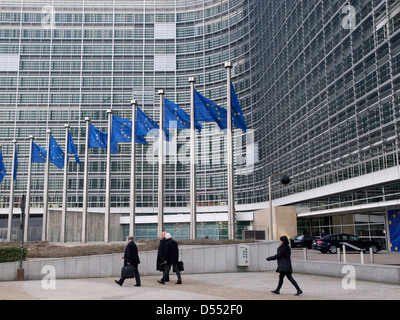 Menschen bei der Kommission der Berlaymont-Gebäude in Brüssel, Belgien Stockfoto