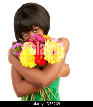 Schöne afrikanische Frau in den Händen halten und riechen großen bunten Blumenstrauß, isoliert auf weißem Hintergrund Stockfoto